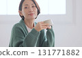 拿著杯子的中年婦女 131771882