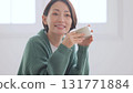拿著杯子的中年婦女 131771884