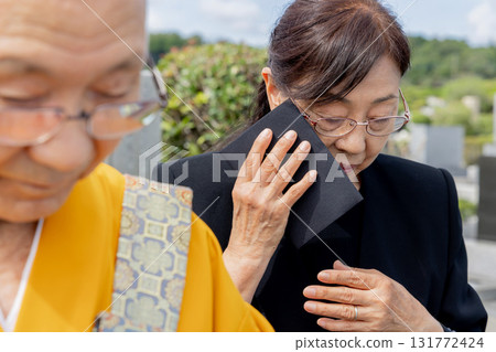喪親家屬出席下葬儀式 131772424