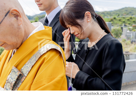喪親家屬出席下葬儀式 喪親家屬出席下葬儀式 131772426