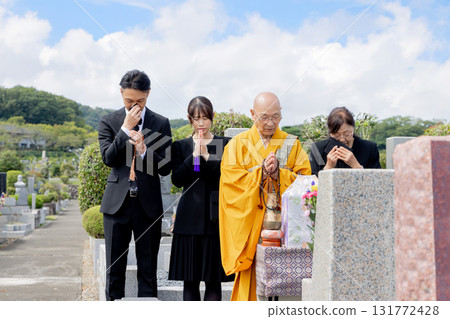 喪親家屬出席下葬儀式 131772428