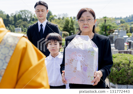 喪親家屬出席下葬儀式 131772443