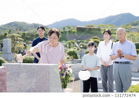 清潔墳墓的資深婦女 清潔墳墓的資深婦女 131772474