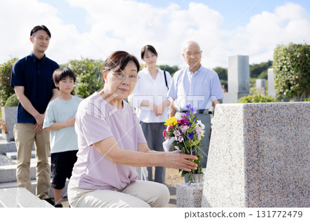 Pick-up tray, sending tray, visiting the grave Pick-up tray, sending tray, visiting the grave 131772479