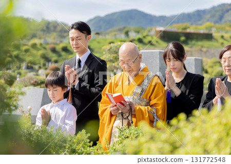 Visiting the grave and reciting sutras 131772548