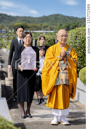 喪親家屬出席下葬儀式 131772569