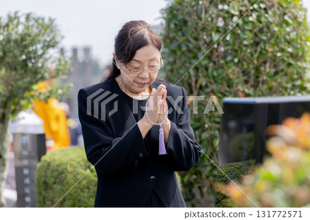 參觀墳墓的資深婦女 131772571