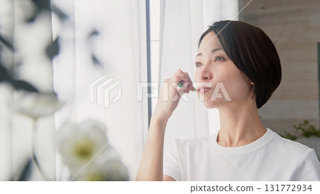 刷牙的女人形象 131772934