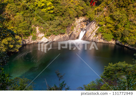 墜入大海的虎木瀑布,屋久島,近海阿爾卑斯山(春季) 墜入大海的虎木瀑布,屋久島,近海阿爾卑斯山(春季) 131772949