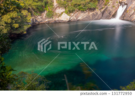 墜入大海的虎木瀑布，屋久島，近海阿爾卑斯山（春季） 131772950