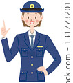 一名女警官解釋的插圖 131773201