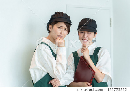 兼職員工正在秘密交談 131773212