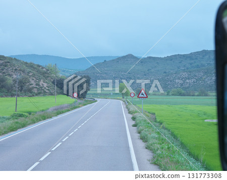 從巴塞隆納前往安道爾的巴士上看到的景色，山路，五月陽光明媚 131773308