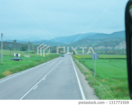 從巴塞隆納前往安道爾的巴士上看到的景色，山路，五月陽光明媚 131773309
