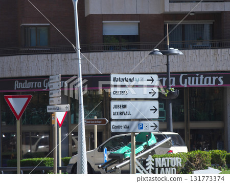 安道爾,五月陽光明媚的日子,從巴士上看到的景色 安道爾,五月陽光明媚的日子,從巴士上看到的景色 131773374