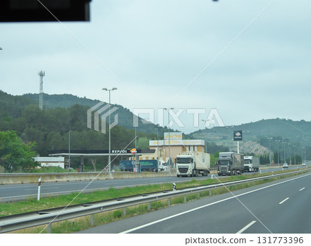 五月陽光明媚的一天,從巴塞隆納開往安道爾的巴士在高速公路上行駛時的景色 五月陽光明媚的一天,從巴塞隆納開往安道爾的巴士在高速公路上行駛時的景色 131773396