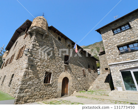 安道爾公國卡薩德拉瓦爾,五月的陽光燦爛的日子 安道爾公國卡薩德拉瓦爾,五月的陽光燦爛的日子 131773450