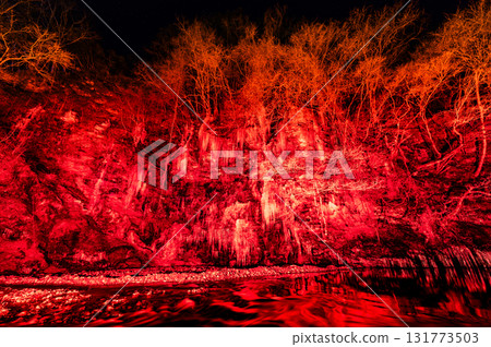 埼玉縣秩父市三十槌町的冰柱被照亮 埼玉縣秩父市三十槌町的冰柱被照亮 131773503