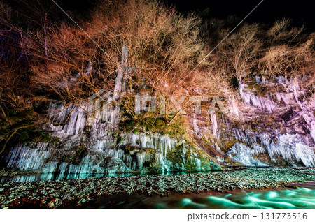 埼玉縣秩父市三十槌町的冰柱被照亮 埼玉縣秩父市三十槌町的冰柱被照亮 131773516