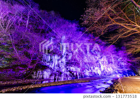 埼玉縣秩父市三十槌町的冰柱被照亮 131773518