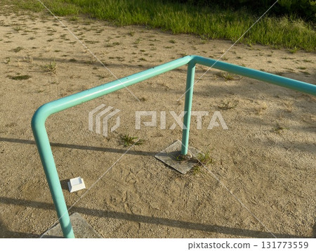 公園裡操場鞦韆的護衛 131773559