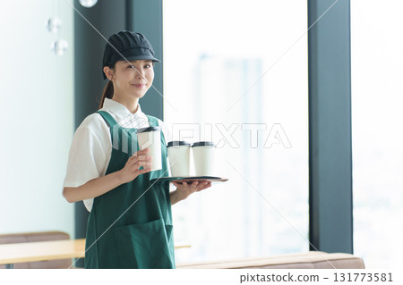 在咖啡館工作的女人、咖啡館店員、兼職工作、肖像 131773581