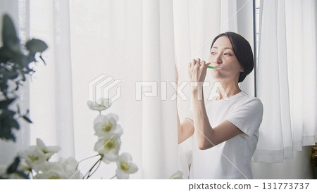 刷牙的女人形象 131773737