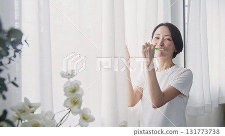 刷牙的女人形象 131773738
