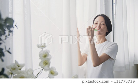 刷牙的女人形象 131773739