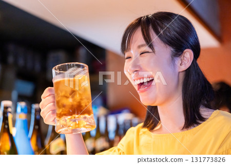 居酒屋：一位女士獨自享用飲品 131773826