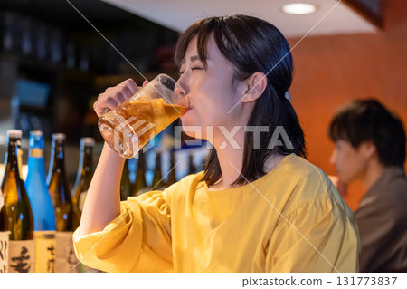 居酒屋:一位女士獨自享用飲品 居酒屋:一位女士獨自享用飲品 131773837