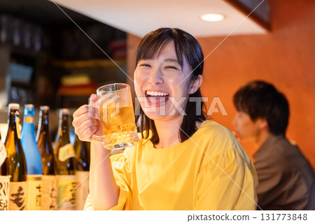 居酒屋：一位女士獨自享用飲品 131773848