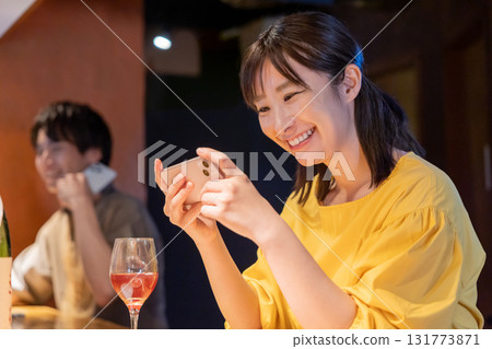 居酒屋：一位女士獨自享用飲品 131773871