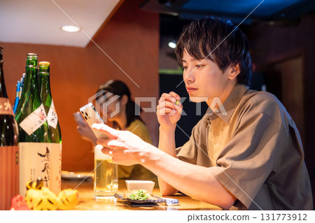居酒屋:一位男士獨自享用飲品 居酒屋:一位男士獨自享用飲品 131773912