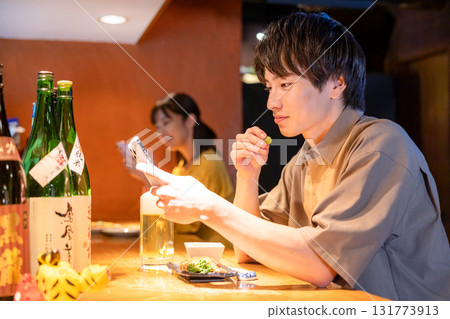 Izakaya: A man enjoying a drink alone 131773913