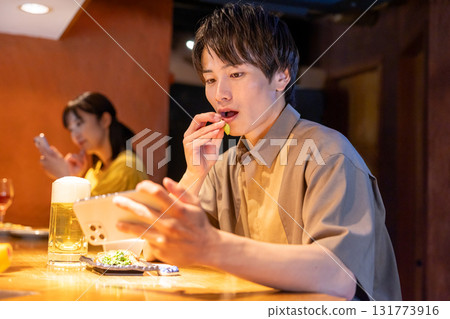 居酒屋：一位男士獨自享用飲品 131773916