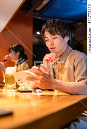 居酒屋:一位男士獨自享用飲品 居酒屋:一位男士獨自享用飲品 131773920