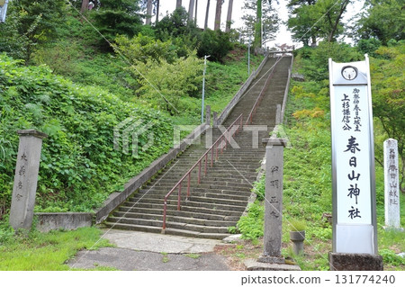 春日山神社的長而陡峭的樓梯（新潟縣上越市） 131774240