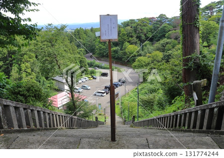 春日山神社的長而陡峭的樓梯（新潟縣上越市） 131774244