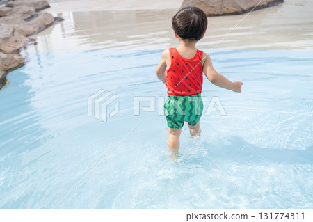 孩子們在夏季泳池玩耍 孩子們在夏季泳池玩耍 131774311