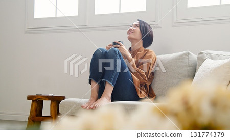 Image of a break between XX 131774379