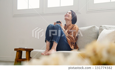 Image of a break between XX 131774382