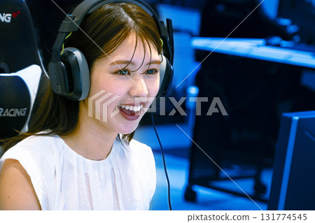 E-sports woman playing online games 131774545