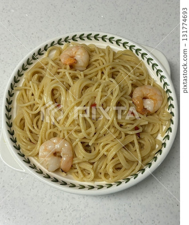 Creamy and rich spaghetti coated in a luscious white sauce, offering a smooth and savory flavor perfect for a comforting and satisfying meal. 131774693