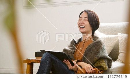 可視電話 操作平板電腦的女人 131774849