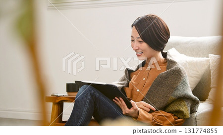 可視電話 操作平板電腦的女人 131774855