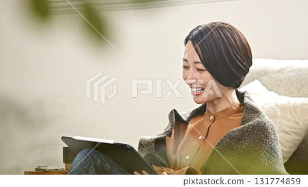 可視電話 操作平板電腦的女人 131774859