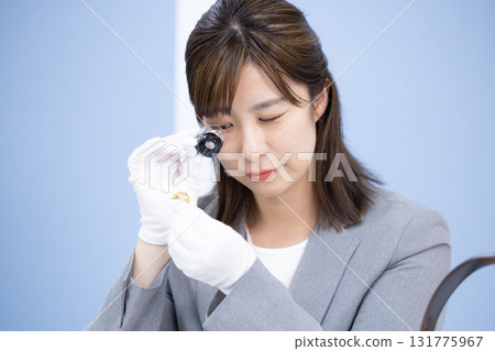 一位女士在採購公司的櫃檯評估一件商品 131775967