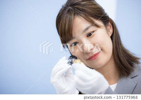 一位女士在採購公司的櫃檯評估一件商品 131775968