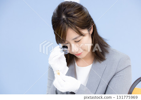 一位女士在採購公司的櫃檯評估一件商品 一位女士在採購公司的櫃檯評估一件商品 131775969